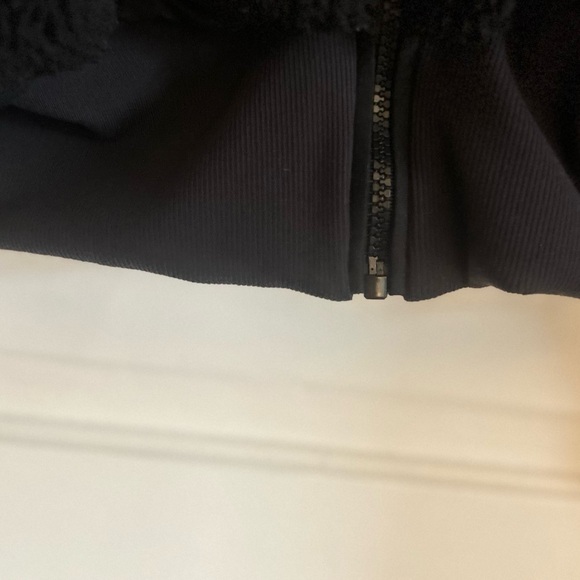 ALO Yoga Black Foxy Sherpa Zip Jacket, size M - Picture 9 of 12
